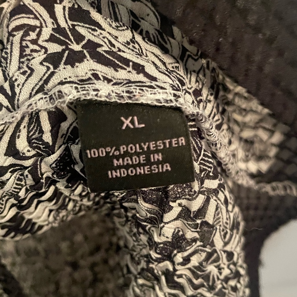 Top/blouse. White and black. Size X-LARGE. - Picture 3 of 4
